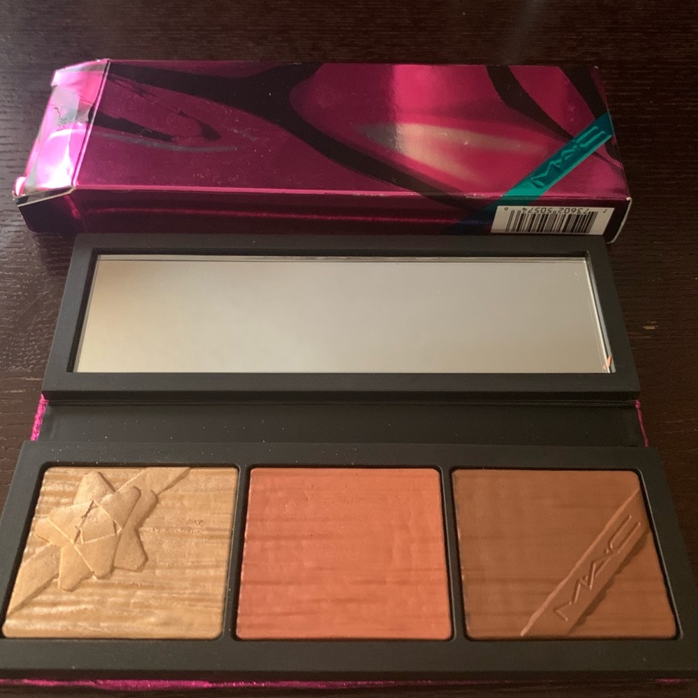 MAC 
Shiny Pretty Things Face Compact
Medium Deep